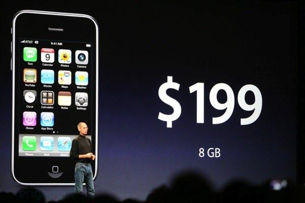 <p><strong>iPhone 3G (2008)</strong></p>
<p>Bir sonraki iPhone hem 3G'yi destekliyordu hem de App Store. içeriyordu. Geliştiricilere kendi uygulamalarını oluşturma imkanı tanıyan Apple, dijital mağazasıyla iPhone’u özel ve değerli bir şekle büründürdü. Adından da anlaşılacağı üzere bu modelde 3G desteği ve GPS gibi temel özellikler parmaklarımızın ucuna getirilmişti.</p>
