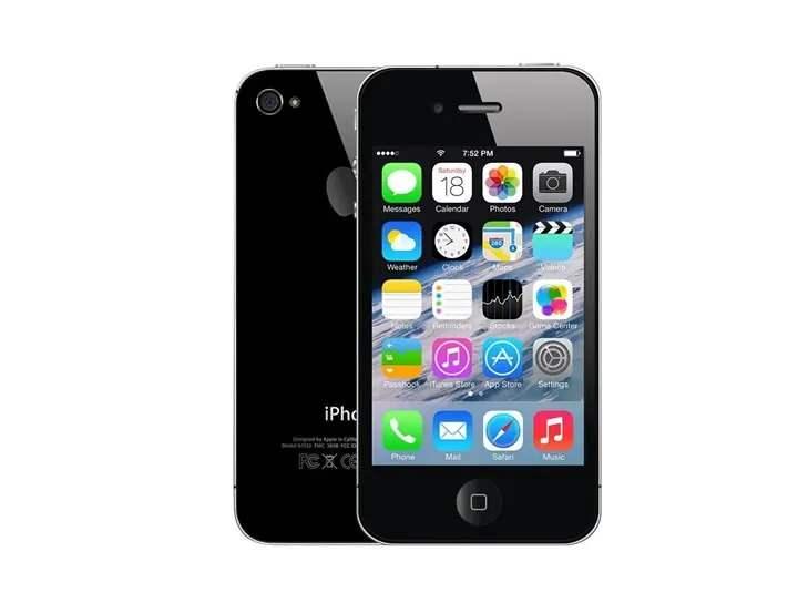 <p><strong>iPhone 4S (2011)</strong></p>
<p>Beşinci nesil olan iPhone 4S, aileye bela olmuş bağlantı sorununu çözmek için yenilenen anten tasarımıyla birlikte piyasaya adımını attı. Önceki modelle aynı görünen telefonda zamanının ötesinde bir özellik olan Siri’de yer almaktaydı. Ayrıca arka taraftaki kamera artık 8 megapiksel çözünürlüğe çıkarılmıştı. 4 Ekim tarihinde iPhone 4S’in tanıtılmasınıdan bir gün sonra Steve Jobs hayatını kaybetti.</p>