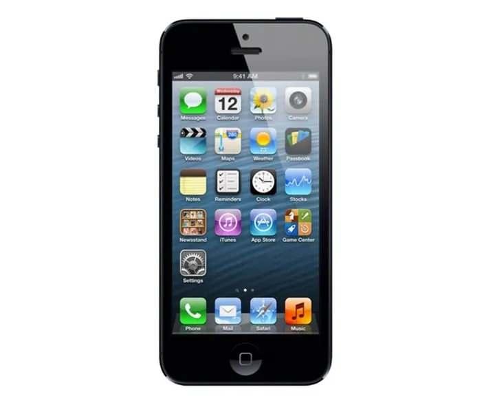 <p><strong>iPhone 5 (2012)</strong></p>
<p>iPhone’un ikinci büyük tasarım hamlesi iPhone 5 ile birlikte geldi. Bu zamanlarda daha büyük ekranlı akıllı telefon pazarı kullanıcılara daha cazip geliyordu. Apple ise ilk iPhone’dan beri sürdürdüğü 3,5 inç ekran boyutuna bu modelde veda ederek 4 inç ekranlara geçiş yapmıştı. Alüminyum gövde ile gelen iPhone 5 halen daha tek elle kullanılabiliyordu ve ayrıca eski 30 pinli bağlantı noktası yerini iki yönlü Lightning portuna bırakarak modern iPhone’lara uzanan standardı getiriyordu.</p>