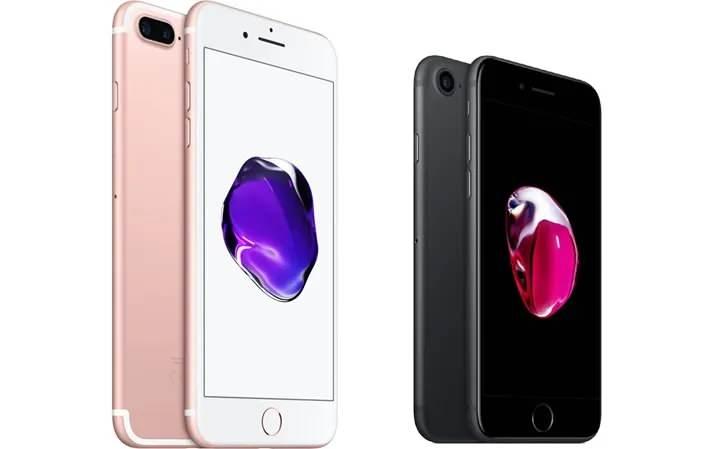 <p><strong>iPhone 7 ve 7 Plus (2016)</strong></p>
<p>iPhone 7 ve 7 Plus, daha iyi kameralar ve su geçirmezlik özelliğini ekleyerek iPhone 6S'in sunduklarını bir adım daha ileriye taşıdı. Tasarımsal açıdan ciddi değişiklikler olmasa da birtakım yenilikler vardı. Plus modelinde zaten Android ekosisteminde çokça görmeye alıştığımız çift kamera sistemine yer verilmişti. 2X yakınlaştırma ve Portre modu sunan 7 Plus, kamera noktasında başarılıydı. Öte yandan her iki modelde de mekanik ana düğme yerini dijitale bırakmış ve çokça eleştirilen 3.5mm jak girişi kaldırılmıştı.</p>