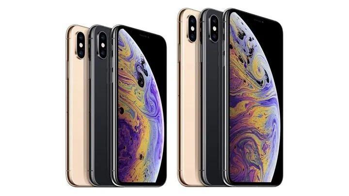 <p><strong>iPhone XS ve XS Max (2018)</strong></p>
<p>iPhone XS, küçük iyileştirmeler içeren bir iPhone X kopyasıydı. Ancak farklı olarak artık hayatımıza dev 6.5 inçlik Max model giriş yapıyordu. Öte yandan iPhone Max ile birlikte Apple, birinci sınıf özellikleri daha büyük ekranlı iPhone ile ilk kez ilişkilendirmeye başlamıştı. Tek eksik ise Pro lakabıydı.</p>