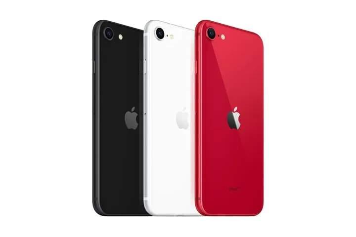<p><strong>iPhone SE (2020)</strong></p>
<p>İkinci nesil iPhone SE, temelinde iPhone 8’den bir farkı yoktu. Ancak iPhone SE daha iyi performans ve portre modu için daha iyi kamera ile birlikte gelmiş ve tüm bunları 4.7 inçlik eski tarz ekranda birleştirmişti. İkinci nesil SE’nin alameti farikası ise 399 dolardan başlayan ucuz bir iPhone alternatifi olmasıydı.</p>