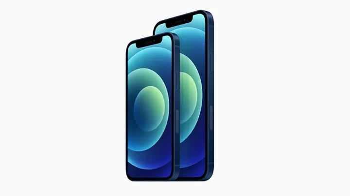 <p><strong>iPhone 12 ve 12 Mini (2020)</strong></p>

<p>iPhone 12 ile birlikte 2010 yılında iPhone 4’te ilk kez kullanılan düz kenar ve camlı sandviç tasarıma dönüş yapıldı. iPhone 12, iPhone 11’in LCD olan ekranını OLED panellere yükseltirken ve küçük telefon meraklılarını sevindirecek iPhone 12 mini piyasaya sürüldü.</p>

