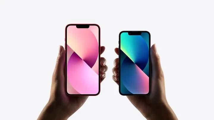 <p><strong>iPhone 13 ve 13 Mini (2021)</strong></p>
<p>iPhone 13, birçok yönden iPhone 12’ye benzeyen bir “S” yılı telefonu olmak için tasarlanmış diyebiliriz fakat öyle olmadı. Arka taraftaki dikine kamera tasarımı yerini çapraz hizalanan lenslere bırakmıştı. Önemli yeniliklerden birisi ise pil performansındaki gözle görülür ilerlemeydi. Bu modellerde Apple en sonunda 64 GB taban depolama alanını 128 GB’a yükseltmişti.</p>