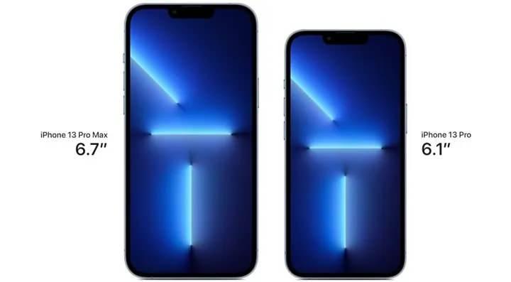 <p><strong>iPhone 13 Pro ve 13 Pro Max (2021)</strong></p>
<p>İlk bakışta bunları iPhone 12 Pro’ya benzetebilirsiniz ancak yan yana konulduklarında büyüyen kamera lenslerini fark edebilirisiniz. iPhone 13 Pro ile birlikte 3x optik zoom, makro desteği, geniş ve ultra kameralarda daha iyi düşük ışık performansı sunuldu. Yeni Sinema Modu ve ProRes ile videolar daha rafine hale getirildi. Apple ayrıca en sonunda Android cihazların çoğunda olan yüksek yenileme hızını ProMotion adıyla ekranlarına getirdi.</p>