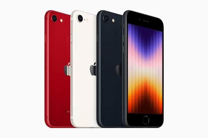 <p><strong>iPhone SE (2022)</strong></p>
<p>Üçüncü nesil iPhone SE, 2020 yılında çıkan kardeşinin kopyası niteliğinde. Fakat küçük form faktör tasarımının içerisine en son işlemci ve 5G desteği konularak daha küçük iPhone isteyenlerin isteği karşılandı. Fakat orijinal fiyat yükseltilerek 429 dolara çıkartıldı ve yine 64 GB depolama seçeneğiyle piyasaya giriş yaptı.</p>