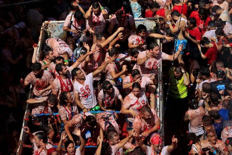 <p>Belediye Meydanı’nda saatler 12.00’yi gösterdiğinde La Tomatina’nın başladığının ilan edilmesiyle birlikte domatesler havada uçuştu.</p>
<p> </p>
