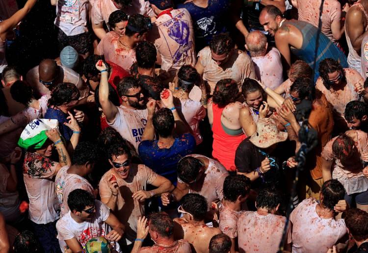 <p>Son yıllarda yerel etkinlik olmaktan çıkarılan ve ekonomik gelir amacı gözetilen festivale giriş 2013 yılından bu yana paralı yapılırken bu yılki bilet fiyatı 12 avro olarak belirlendi.</p>

<p> </p>
