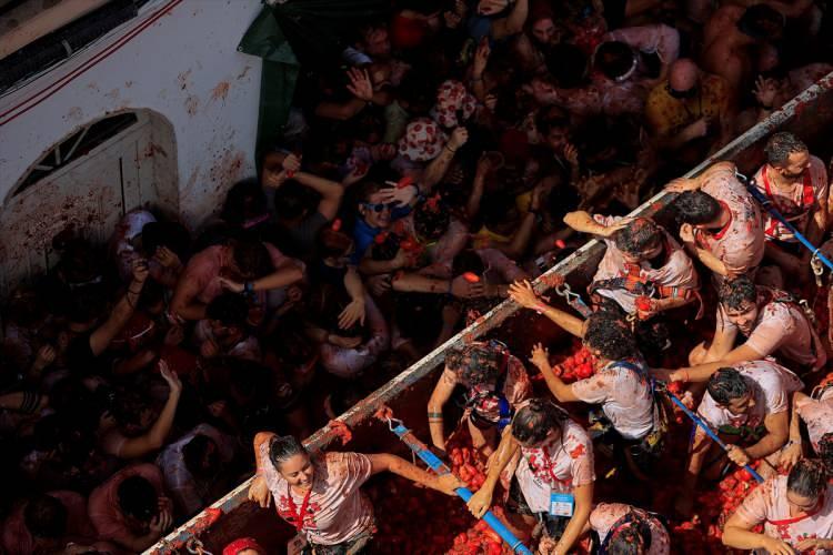 <p>Yaklaşık 9 bin 600 olan nüfusu bir günlüğüne iki katına çıkan Bunol’da festival kapsamında müzik etkinlikleri de düzenleniyor.</p>

<p> </p>

