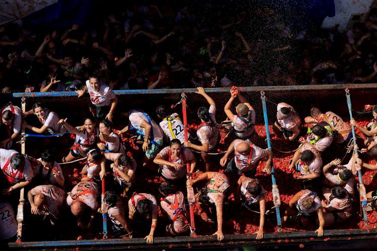 <p>Bunol Belediyesi La Tomatina sorumlusu Maria Valles, basına yaptığı açıklamada, festival için gelen turistlerin Valensiya bölgesine 2 milyon avroluk gelir bırakmasının öngörüldüğünü söyledi.</p>
<p> </p>