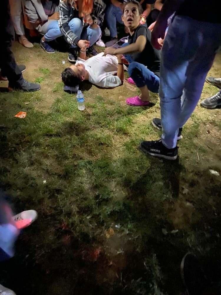 <p><strong>2’si polis 6 kişiyi bıçakla yaralandı</strong><br />
Kısa sürede olay yerine gelen sağlık ekipleri, yaralıları yaptıkları ilk müdahalenin ardından ambulansla çevredeki hastanelere kaldırarak tedavi altına aldı. Ambulansla Okmeydanı Prof. Dr. Şehir Taşçıoğlu Hastanesine kaldırılan polis memuru T.K.’nın ise göğsüne 15 adet dikiş atıldığı, elinden hafif şekilde yaralanan diğer polis memuru S.Ö.’nün ise ayakta tedavi edildiği öğrenildi. Sarıyer Seyrantepe’deki Şişli Hamidiye Etfal Eğitim ve Araştırma Hastanesine kaldırılan diğer 4 yaralının ise hayati tehlikelerinin olmadığı öğrenildi.</p>