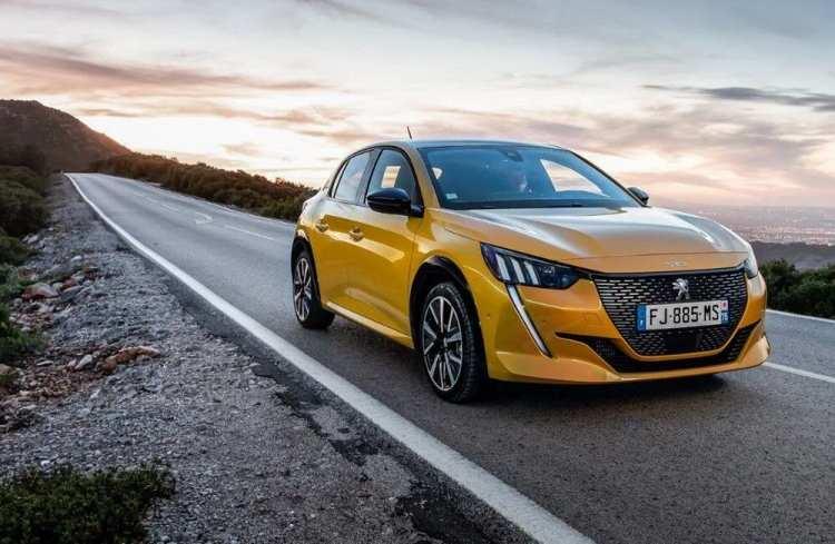 <p>İki sıra birden gerileyen Peugeot 208 ise <strong>16.423 </strong>adet satıldı.</p>
