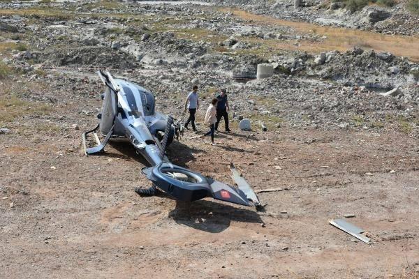 <p>Polis ekipleri, pervaneleri kırılan helikopterin çevresinde güvenlik önlemi aldı.</p>

<p> </p>
