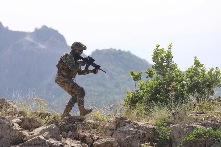 <p>Yerli ve milli silahlarla donatılan üs bölgesinde görev yapan komandolar, aynı bölgedeki Sinat-Haftanin bölgesinde hudut güvenliğini ileriden sağlamak için teröristlerin kullandığı barınak, sığınak ve mağaraları tespit ettikten sonra tek tek imha ediyor.</p>

<p> </p>
