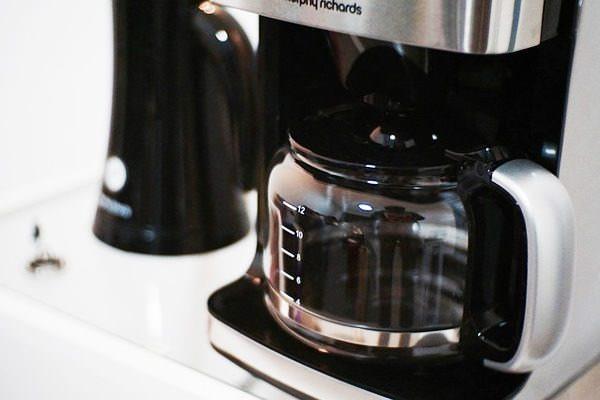 <p><span style="color:#000000"><strong>Evlerde ve işyerlerinde bulunan kahve makineleri her gün sürekli kullanıldıkları için mikrop yuvası haline gelmektedir. Yapılan bir araştırmaya göre kahve makineleri banyoların kapı kollarından daha fazla mikrop taşıyor.</strong></span></p>
