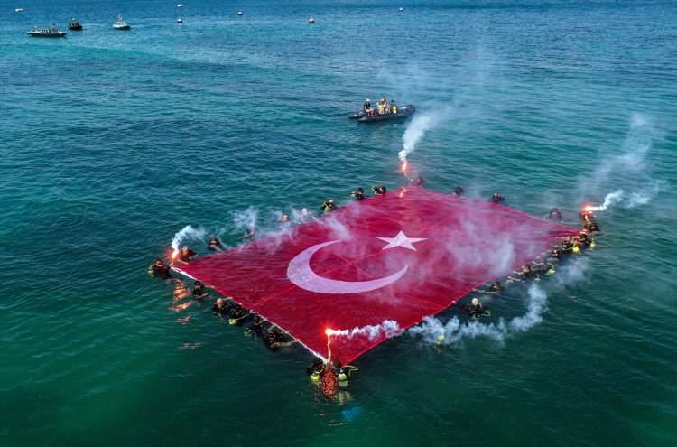 <p>Bağcılar Belediye Başkanı Abdullah Özdemir, burada yaptığı konuşmada, 30 Ağustos Zafer Bayramı'nın 100. yıl dönümünde Büyük Önder Mustafa Kemal Atatürk ve silah arkadaşlarını şükranla andı.</p>

<p> </p>

