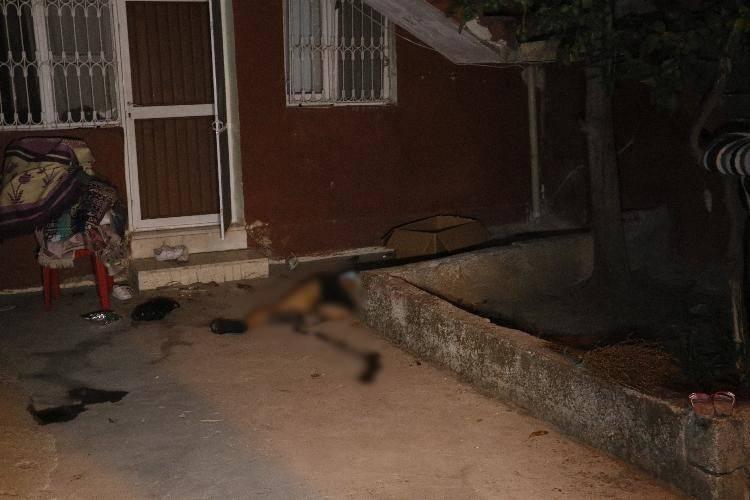 <p>Bu sırada ismi öğrenilemeyen kişi bahçede bulduğu bir taşla Sarı'nın kafasına defalarca vurup olay yerinden kaçtı. Şermin Sarı kanlar içerisinde yere yığıldı. Bölgeye gelen polis kadının hareketsiz yattığını görmesi üzerine olay yerine sağlık ekiplerini çağırdı.</p>