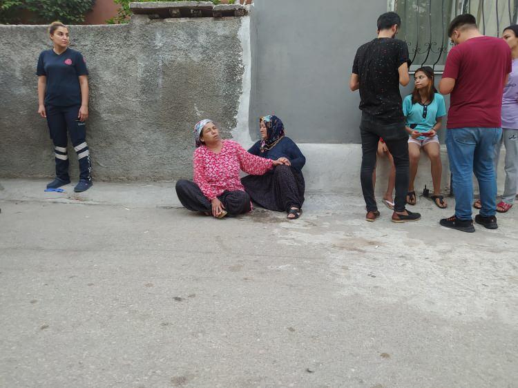 <p>Olayın gerçekleştiği yere gelen sağlık ekipleri Sarı'nın öldüğünü belirledi. Olay yeri inceleme polisinin çalışmasının ardından Sarı'nın cesedi otopsisi yapılmak üzere Adana Adli Tıp Kurumu morguna kaldırıldı.</p>