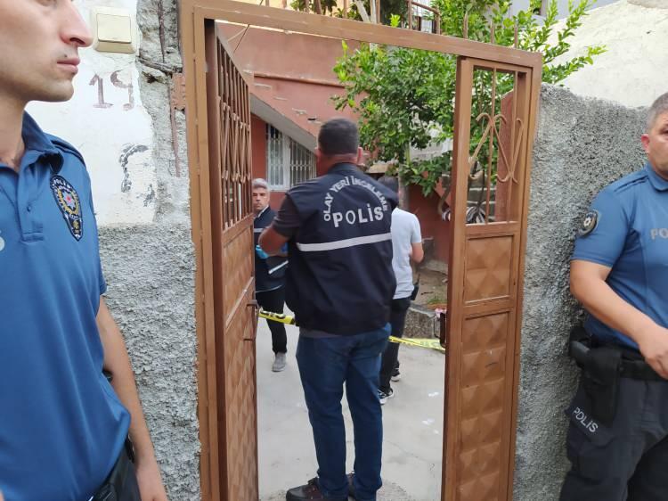 <p>Acı haberi alan Sarı'nın annesi ve kardeşleri olay yerine geldi. Acılı aile gözyaşlarına boğuldu.</p>
<p>Polis olayı gerçekleştiren şüpheliyi yakalama çalışmalarına devam ediyor.<br />
Öte yandan, Sarı'nın iki çocuk annesi olduğu ve kocasından kısa bir süre önce ayrıldığı öğrenildi.</p>