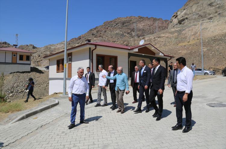 <p>yaşanan sosyal problemleri belirleyerek, bunların çözümüne yönelik alternatiflerin bulunması noktasında stratejiler geliştireceklerini söyledi.</p>