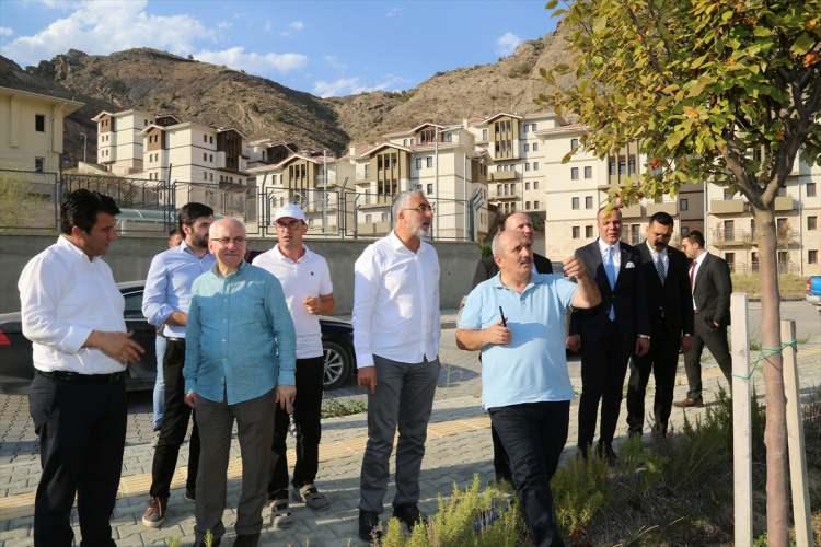 <p>ortaya çıkabilecek sosyal sorunların belirlenmesi noktasında vatandaşların, kamu kurum ve kuruluşlarının, STK'ların ve paydaşların görüşlerini aldıklarını,</p>
