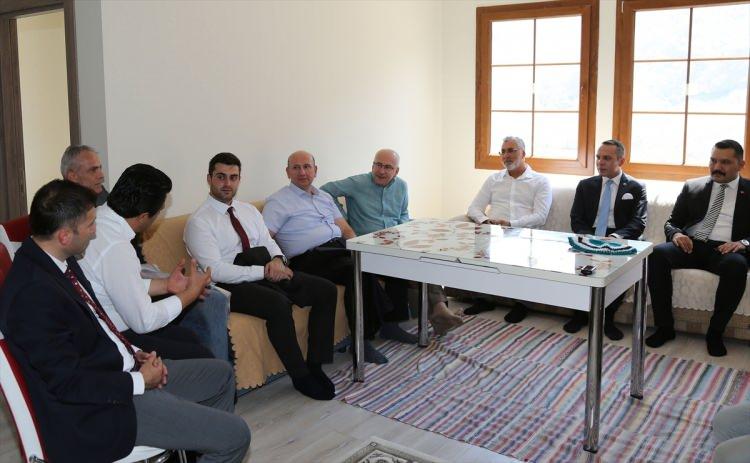 <p>Prof. Dr. Işıkhan, baraj nedeniyle Yusufeli'nde sosyal bir değişim yaşanacağını belirterek, bir ilçenin sular altında kalacak olması nedeniyle</p>