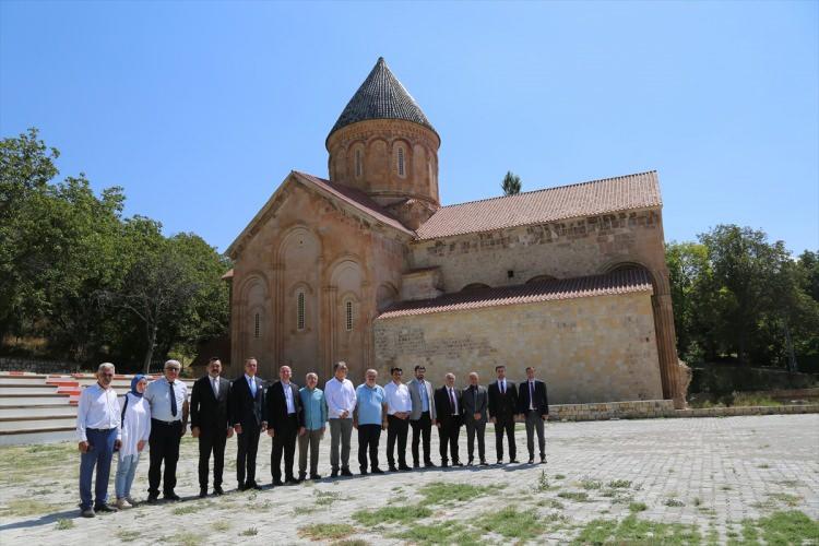 <p>Daha sonra restorasyon çalışmaları süren tarihi İşhan Kilisesi'ni de gezen heyet, burada muhtar ve vatandaşların talep ve isteklerini dinledi.</p>
