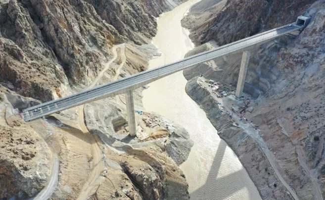 <p><strong>3 KISIMDAN OLUŞUYOR</strong></p>

<p>3 kesimden oluşan projenin, 23,6 kilometre uzunluğundaki 1'inci kısmında 20,6 kilometre uzunluğunda 15 tek tüp tünel, 1,2 kilometre uzunluğunda 9 köprü, 40 kutu menfez ve tünel çıkışlarında 3 adet farklı seviyeli kavşak yer alıyor. 28,5 kilometrelik 2'nci kısımda ise 23,8 kilometre uzunluğunda 17 tek tüp tünel, 494 metre uzunluğunda 6 köprü, 25 kutu menfez ve 2 adet farklı seviyeli 3 adet hemzemin olmak üzere toplam 5 kavşak bulunuyor. 14,9 kilometrelik 3'üncü kısımda da 12,3 kilometre uzunluğunda 7 tek tüp tünel, toplam 83 metre uzunluğunda 2 köprü, 22 kutu menfez ve tünel çıkışlarında 4 adet farklı seviyeli kavşak bulunuyor. </p>
