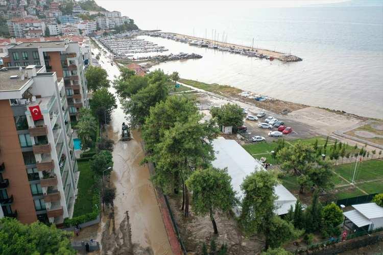 <p>CHP'li Mudanya Belediyesi'nin, selin vurduğu Halitpaşa Mahallesinde inşasına başladığı kapalı pazar yerinin moloz ve hafriyat atıklarını Karanlık Derenin yanındaki Belediyeye ait araziye döktüğü anlaşıldı.</p>
