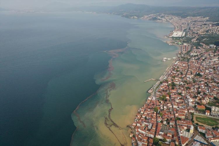<p> Burada biriken binlerce tonluk büyük kaya parçaları ve hafriyat atıkları, yağmurun hızlanmasıyla birlikte kayarak dereye döküldü. Tıkanan dere yatağı, suyla dolup taştı. Hafriyat atıklarının büyük kısmı sel sularıyla birlikte kent merkezine aktı. </p>