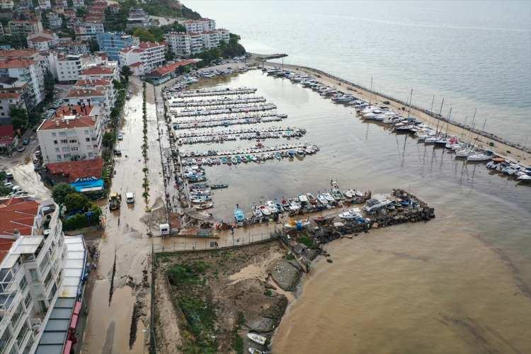 <p>Belediyenin akıl almaz ihmali nedeniyle yaşanan selden saatler sonra ayağına giydiği bir çizme ile afet bölgesine gelen Mudanya Belediye Başkanı CHP'li Hayri Türkyılmaz, belediye ekiplerine talimat verdiğini, su tahliyesi ve temizlik çalışmalarına başlandığını duyurdu.</p>