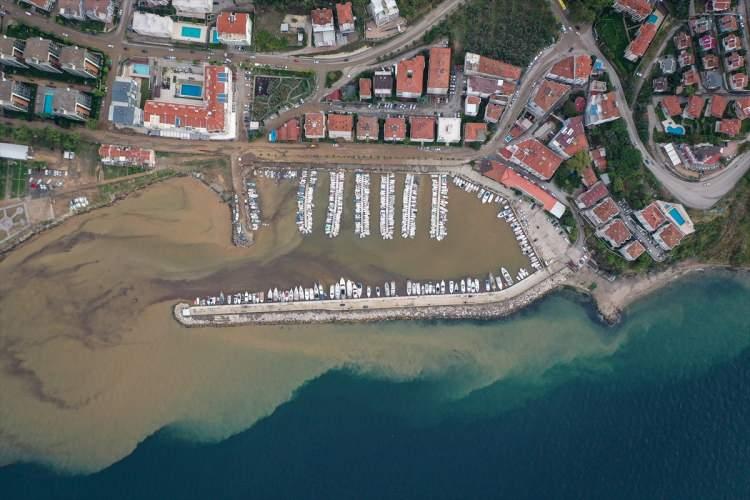 <p> Belediyenin bölgede tüm imkanlarıyla seferber olduğunu dile getiren Türkyılmaz, yaşanan felaketi, yağmurun yoğunluğuna bağladı ve vatandaşlara geçmiş olsun diledi.</p>
