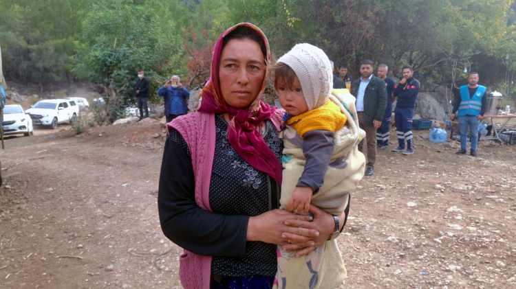 <p>DEDE: ARADIK BULAMADIK</p>
<p>Duruşmanın devamında tutuklu sanık Hasan Yağal'ın ifadesi alındı. Dede Hasan Yağal, olay günü küçükbaşlarla birlikte eşi Ayşe ve torunu Müslüme ile çadıra geldiklerini belirterek, "Yemek yedik, sonrasında torunum Kerim ile ben hayvan otlatmaya gittim. Ben alt yoldan gittim, Kerim de üst yoldan gitti. Müslüme'yi en son saat 14.30 gibi çadırdan çıkarken görmüştüm. Hayvan otlatmaktan geldim. Çocuklar ağlıyordu, O.Y., Müslüme'nin kaybolduğunu söyleyince traktöre binip, asfalta doğru gittim. Gittiğim yerde Ayşe ve Selvi'yi görünce onlar da bulamadıklarını söyleyince jandarmaya haber verdik. Her yerde aradık bulamadık" dedi.</p>