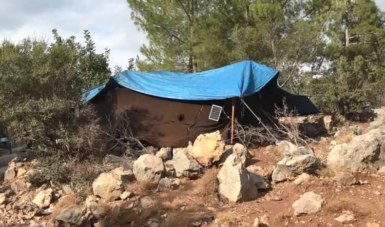 <p>'RAPORU BİLEMEM, GELİNİMLE İLİŞKİM YOK'</p>
<p>Müslüme'nin bulunduğu yere kendi başına gitmiş olabileceğini öne süren Hasan Yağal, "Çocuk bu, kendi başına gider. Her gördüğümde Müslüme'yi yüzünden öperim. 9 gün sonra boynundan DNA çıkması normal. Bundan cinsel bir eylem olduğu çıkmaz. O benim torunum, bu konu söz konusu bile olamaz" diye konuştu.</p>
<p>Mahkeme heyeti, Hasan Yağal'a Müslüme'nin ablası diğer torunu A.Y.'nin kendi çocuğu olup, olmadığı konusunda soru sordu. Yağal ifadesinde, "O benim torunum, raporu bilemem. Belki akrabalıktandır. Gelinim Selvi ile bir cinsel ilişkim olmadı" ifadelerini kullandı.</p>