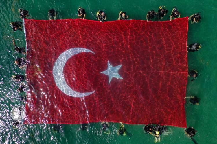 <p>Tuğamiral Ercan Kireçtepe de SAT Komutanlığı olarak bu anlamlı etkinliğe ev sahipliği yapmaktan büyük mutluluk duyduklarını dile getirdi.</p>

<p> </p>
