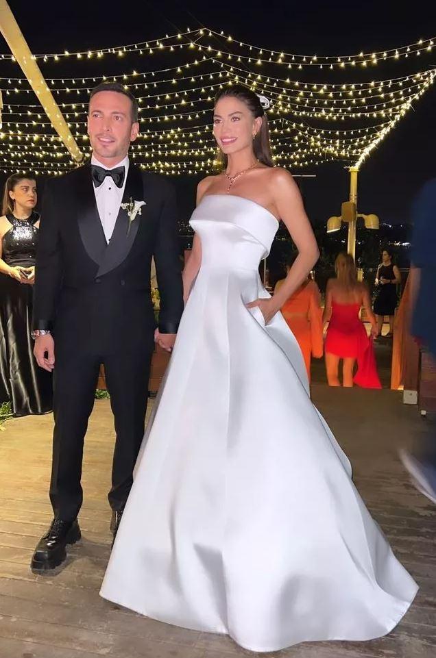 <p><span style="color:#800080"><strong>“Sonsuza kadar evet” diyerek evlenen Oğuzhan Koç ile Demet Özdemir, kendilerine özel olarak tasarlanan smokin ve gelinlik giydi.</strong></span></p>
