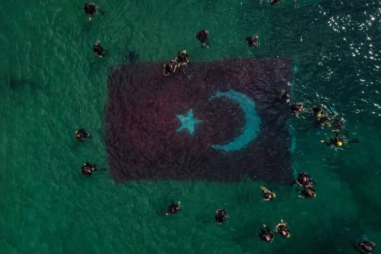 <p>Dalgıçlar, 100. yıl dönümü anısına 100 metrekare büyüklüğündeki Türk bayrağını su altında açarak fotoğraf çektirdi.</p>
<p> </p>