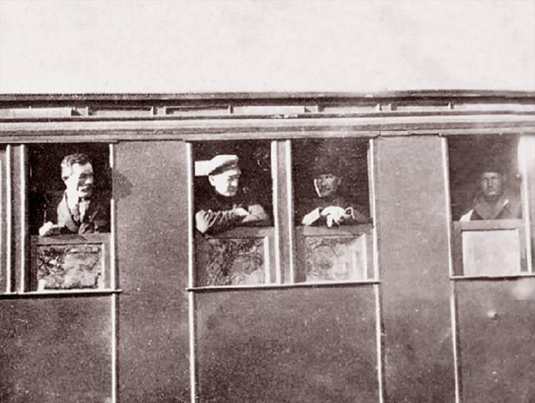 <p> Mustafa Kemal Atatürk, 30 Mart 1922'de Rusya Elçisi Aralof ve Azerbaycan elçisi İbrahim Abilof ile Çay ilçesinde </p>