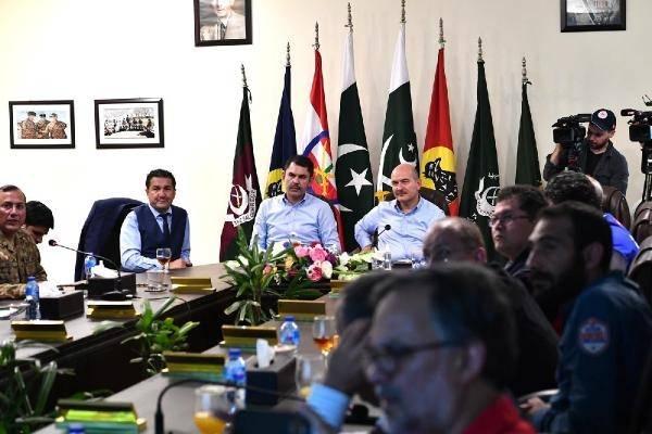 <p>Tarihinin en büyük sel felaketi nedeniyle zor bir süreçten geçen Pakistan’da incelemelerde bulunan Bakan Kurum ve Bakan Soylu, hasar tespit çalışmalarıyla ilgili bölgedeki yetkililerden bilgi aldı.</p>
