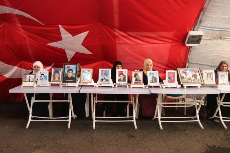 <p>Diyarbakır annelerinin dağa kaçırılan çocukları için HDP Diyarbakır İl Başkanlığı binası önünde 3 Eylül 2019'da başlattığı evlat nöbeti 4'üncü yılına giriyor.</p>
