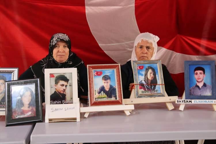 <p>Anne Hacire Akar'ın dağa kaçırılan oğlu Mehmet Akar için 22 Ağustos 2019'da HDP il binası önünde başlattığı oturma eyleminin sonuç vermesi, evladına kavuşmak isteyen diğer annelere de örnek oldu. Bir grup annenin dağa kaçırılan evlatları için 3 Eylül 2019'da HDP Diyarbakır İl Başkanlığı önünde başlattığı evlat nöbeti 1095'inci güne ulaştı.</p>
