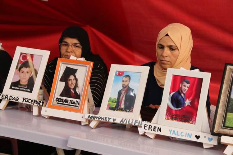 <p>Gelen her evlat için sevinç gözyaşı döken aileler aynı mutluluğu yaşama ümidiyle ellerinde çocuklarının fotoğrafıyla HDP İl Binası önündeki çadırda bekleyişlerini sürdürdü.</p>