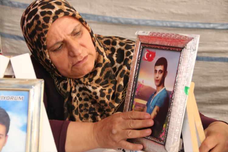<p><strong>ANNELERİN EYLEMİ BÖLGEYE YAYILDI, SINIRLARI AŞTI</strong></p>
<p> </p>
<p>Kızına kavuşabilmek için Diyarbakır'daki oturma eylemine destek veren baba Mehmet Laçin, 7 Şubat 2020'de baypas ameliyatı olmak üzere gittiği İzmir'de de HDP il binası önünde eylemi sürdürdü. Daha sonra kızı için İzmir'den Ankara'ya da yürüyen Laçin, 16 Eylül 2021'de HDP Genel Merkezi önünde açıklama yaptı. Laçin'den sonra baba Yasür Dülge ve anne Muhbet Alemdağ da oğullarına kavuşmak için İzmir'deki eyleme dahil oldu. Aileler, İzmir'de bazı günler eylem yaptı.</p>