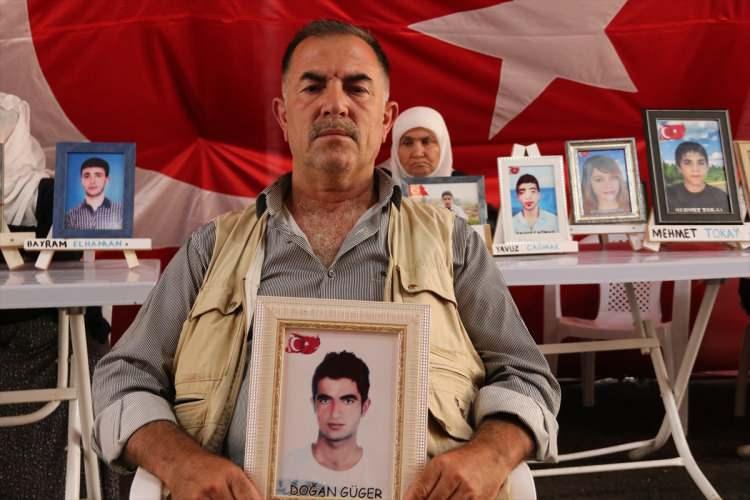 <p>Evlat nöbetine katılım her geçen gün artarken, aileler Hakkari, Van ve Muş'ta da çocuklarını terörün pençesinden kurtarmak için belirli aralıklarla eylem yapıyor.<br />
Diyarbakır annelerinin aynı acıyı yaşayan annelere çağrısı Almanya'nın başkenti Berlin'de de duyuldu.</p>