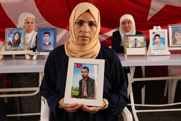<p>Berlin'de yaşayan ve terör örgütü PKK yandaşlarınca kaçırılan Nilüfer T'nin annesi Maide T, 12 Kasım 2019'dan beri haber alamadığı kızını bulmak için 29 Şubat 2020'de terör örgütüne müzahir bir derneğin önünde oturma eylemi başlattı.<br />
Anne Maide T, daha sonra Alman yetkililerinin duyarsızlığı nedeniyle Başbakanlık binası önünde bir süre eylemini devam ettirdi.</p>