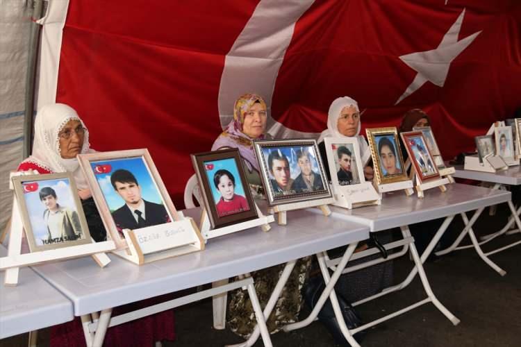 <p><strong>HDP KEPENK KAPATMAK ZORUNDA KALDI</strong></p>
<p> </p>
<p>Çocuklarını isteyen ailelerle yüzleşmek istemeyen HDP'liler, çareyi bir süre kepenklerini kapatmakta buldu. HDP, daha sonra il binasında yaptığı faaliyetleri ilçe binalarında sürdürdü.</p>