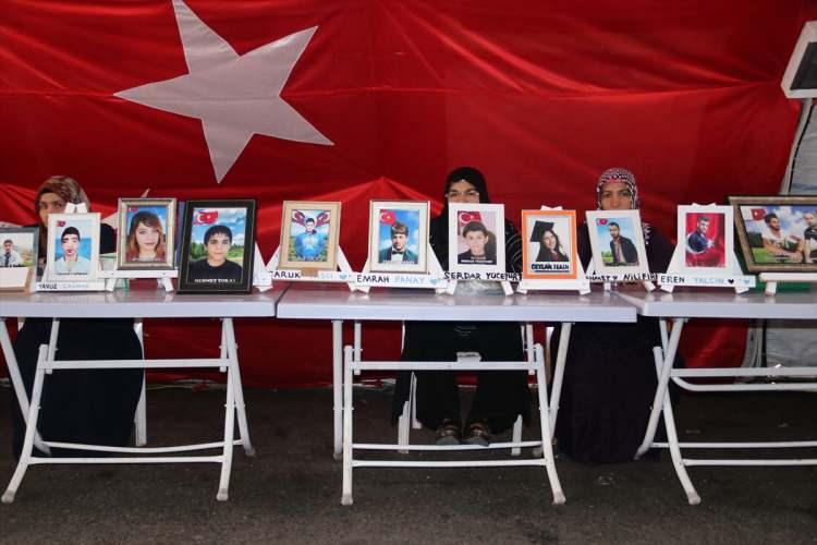 <p>Örgütten kaçan ve ailesine kavuşanlar, baskı ve silah zoruyla kendilerine bu röportajlarda verilen metnin okutulduğunu belirtti.</p>