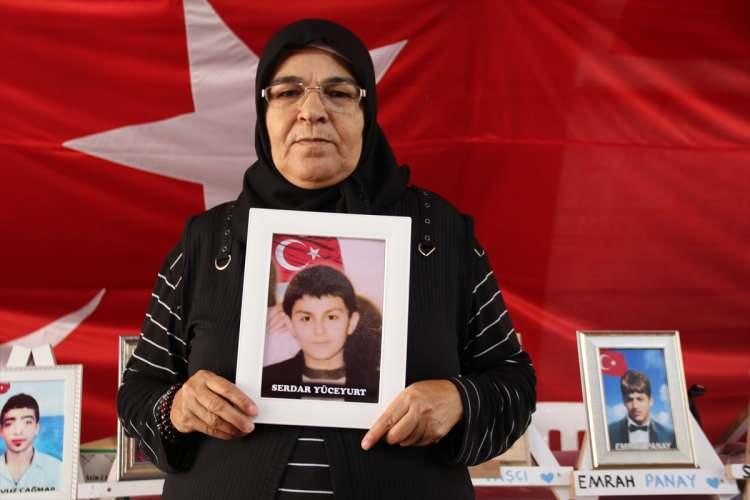 <p>Cumhurbaşkanı Recep Tayyip Erdoğan ile bakanlar, aileleri eylem yaptıkları çadırda ziyaret etti, sonuna kadar ailelerin yanında oldukları mesajını verdi.<br />
Diyarbakır annelerini siyasetçi, sanatçı, gazeteci, yazar, sporcu, sivil toplum kuruluşu temsilcisi, kanaat önderi, din adamı, şehit ailesi, gazi, esnaf, muhtar, öğretmen ve gurbetçiler olmak üzere toplumun her kesiminden binlerce kişi ziyaret etti.</p>