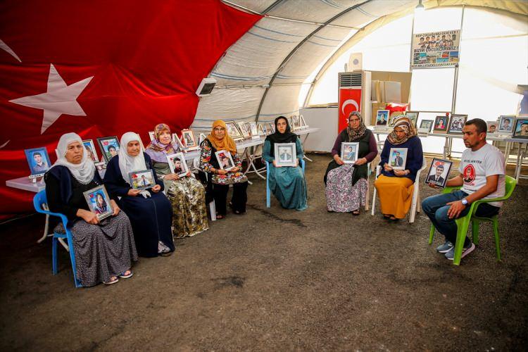 <p>OTURMA EYLEMİNE AVRUPA'DAN DESTEK GELDİ</p>
<p> </p>
<p>Avrupa Parlamentosu üyesi Tomas Zdechovsky, Avrupa Konseyi Yerel ve Bölgesel Yönetimler Kongresi Denetim Komisyonu Türkiye eş raportörleri Jakob Wienen ve Yoomi Renström, Ukrayna'nın Ankara Büyükelçisi Andrii Sybiha, İngiltere'nin Ankara Büyükelçisi Dominick John Chilcott ve Hindistan'ın Ankara Büyükelçisi Sanjay Bhattacharyya'nın da yer aldığı 9 ülkenin büyükelçisinin bulunduğu heyet ile Almanya, Fransa, Belçika, Hollanda, İsviçre ve Avusturya'dan gelen gurbetçiler, annelerle görüştü.</p>