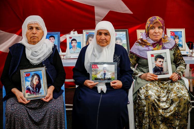 <p>Yaşadıkları tüm zorluklara rağmen evlat nöbetine kararlılıkla devam eden ve 3 yılı geride bırakan aileler, 3 Eylül'de 4'üncü yılına girecek oturma eylemine Türkiye'den destek bekliyor.</p>